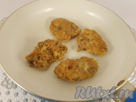 Поместить отбивные из куриной печени на разогретую с растительным маслом сковороду. Жарить на среднем или ниже среднего огне до румяной корочки с двух сторон, прикрыв крышкой сковороду. Готовится печень быстро, но смотрите, чтобы она не осталась сырой внутри. Жарить печень с каждой стороны приблизительно минуты по 4 (огонь возможно нужно будет еще уменьшить, чтобы не подгорела).
