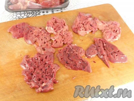 Куриную печень (целенькую) разрезать вдоль не до конца, чтобы открыть, как книжечку. Чуть отбить молоточком.
