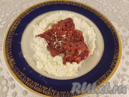 Печень посолить и поперчить, обвалять в муке.
