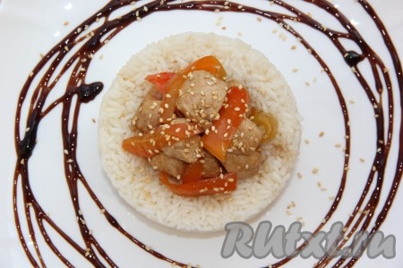 Вкусное, сочное куриное филе, приготовленное с болгарским перцем и соевым соусом, подать в горячем виде, посыпав, по желанию, кунжутом. Я подала с отварным рисом.
