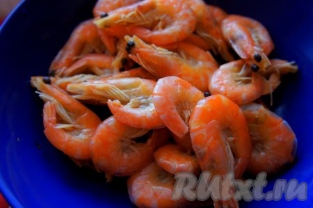 Креветки отварить в небольшом количестве воды в течение 3 минут после закипания. Бульон процедить. Креветки остудить.