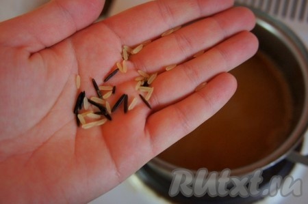 В процеженный бульон добавить рис, варить на среднем огне 5 минут.