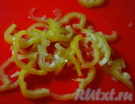 Болгарский перец нарезать тонкими полукольцами. Добавить в суп. Варить 2 минуты.