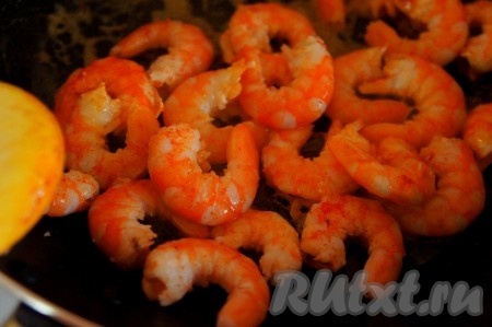 Креветки очистить, поджарить на сковороде в течение 2 минут на сливочном масле, добавив соль и паприку. Периодически помешивать.
