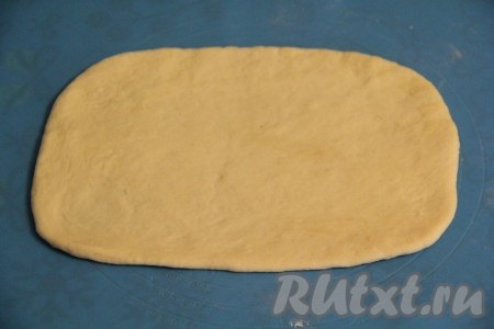 Скалкой раскатать каждый кусочек теста в прямоугольный пласт, не тонко.