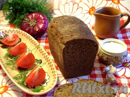 Ржаной хлеб, приготовленный в домашних условиях с добавлением сухого кваса, получается очень душистым и упругим, по вкусу как "Бородинский".