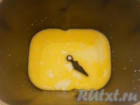 Теплое молоко влить в ведерко хлебопечки. В молоко добавить растительное масло и предварительно растопленный маргарин.
