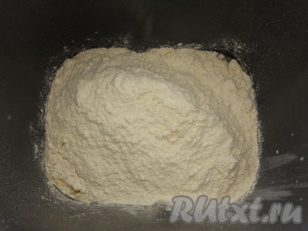 Далее всыпать просеянную муку.