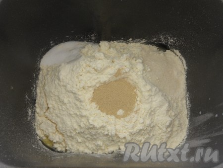 По углам всыпать соль и сахар, а по середине сделать небольшую ямку и всыпать в нее дрожжи.
