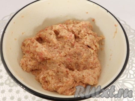 Всыпать сушеный чеснок, фарш хорошенько вымешать и выбить.