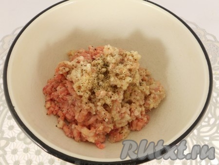 Мясо и лук перекрутить на мясорубке. Посолить и поперчить по вкусу.