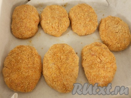 Сформировать котлеты обычным способом, запанировать в сухарях и поместить на противень или в форму для запекания (застелить пергаментом и смазать растительным маслом).
