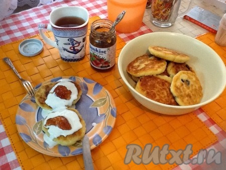 Вот такие красавцы получились. Подавать сырники со сметаной и джемом или медом!