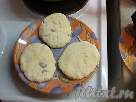 Из получившейся массы слепить сырники.
