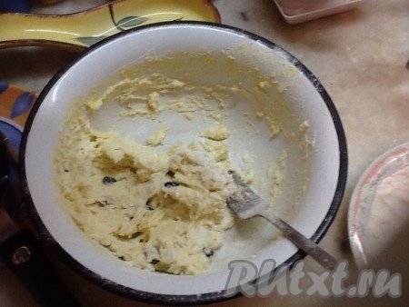 Творог смешать с яйцами и сахаром, добавить соль, ванилин, муку, изюм.
