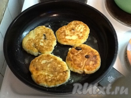 Обвалять сырники в муке и жарить в разогретом подсолнечном масле с двух сторон до золотистого цвета. 
