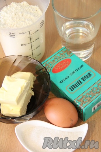 Подготовить продукты для приготовления теста. Воду лучше использовать холодную, кстати, воды может потребоваться чуть больше или меньше, в зависимости от качества муки и объёма яйца.
