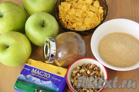  Подготовить продукты для начинки. Орехи можно взять любые, какие есть в наличии. Сахар тоже можно использовать обычный. Яблочки лучше взять покрепче и посочнее.