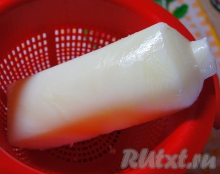Достать замороженный кефир, разрезать упаковку, содержимое выложить в сито на марлю (здесь я её не использовала).