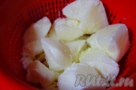 Расколоть замороженный кефир на средние кусочки, марлю завязать и поставить творог в холодильник для полного размораживания.