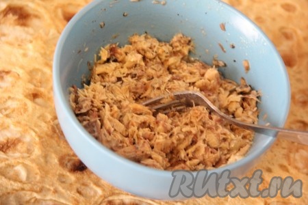 Рыбные консервы переложить в глубокую пиалу вместе с соком. Размять консервы с помощью вилки.&nbsp;
