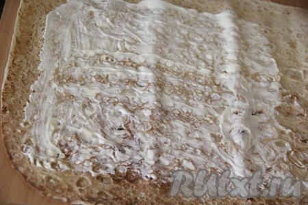 Лист лаваша смазать майонезом, оставить края лаваша чистыми.