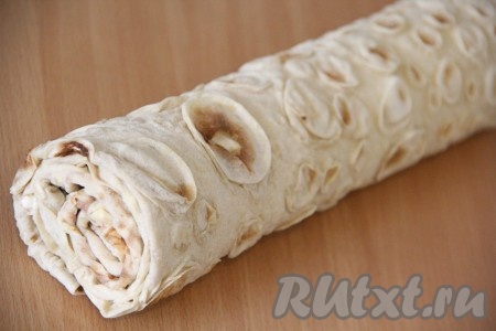 Вот такой плотный и красивый рулет получился. Завернуть его в пищевую плёнку и убрать в холодильник минимум на 2-3 часа. 