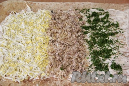 Выложить укроп на лаваш рядом с рыбными консервами. У нас получаются полоски из начинки, в последующем наш рулет будет в разрезе очень красивым и ярким.