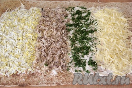 Сыр натереть на крупной тёрке и выложить рядом с укропом.