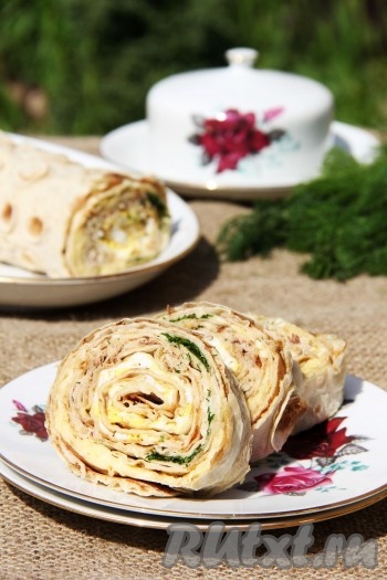 Перед подачей на стол нарезать рулет из лаваша с рыбными консервами на порционные кусочки и подать к столу. Попробуйте приготовить такую закуску и я уверена, она Вам понравится.
