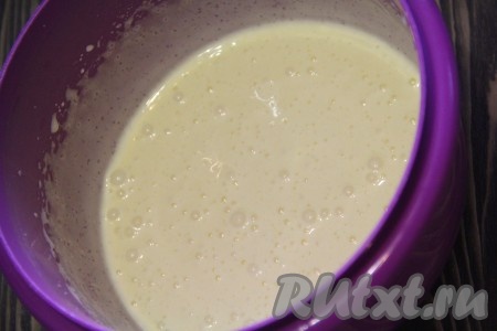 Желтки взбить с сахаром, затем добавить молоко и растительное масло. Всё хорошо взбить до однородного состояния.