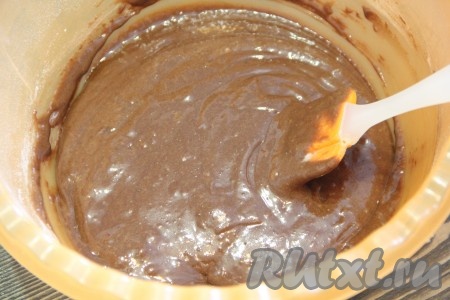 Хорошо перемешать с помощью лопатки или ложки до однородности.