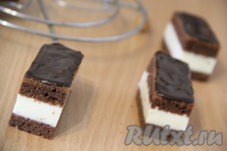 Аккуратно покрыть верх ломтиков шоколадом и дать время, чтобы шоколад застыл.
