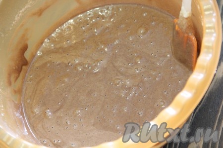 Аккуратно перемешать белки с тестом. Тесто получится не густое, можно сказать, льющееся.
