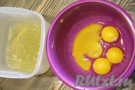  Отделить желтки от белков.