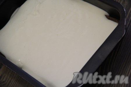  Вылить поверх коржа суфлейную массу. Сверху аккуратно положить второй корж и слегка прижать. Накрыть форму пищевой плёнкой и убрать в холодильник на ночь.