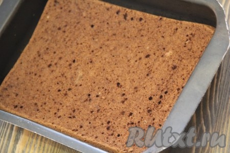 Готовить молочные ломтики будем в форме, в которой мы выпекали корж. Выложить на дно формы один корж.
