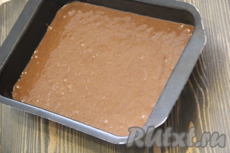 Форму для выпекания слегка смазать растительным маслом. Вылить тесто в форму и поставить в разогретую духовку. Выпекать корж при 180-200 градусах примерно 30 минут до сухой зубочистки. Я использовала форму 30х22 см.