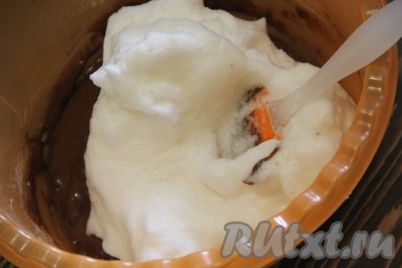 Затем добавить в тесто белки.