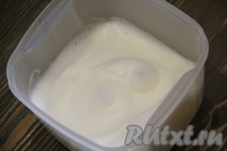 Белки взбить с помощью миксера в пышную и стойкую пену.