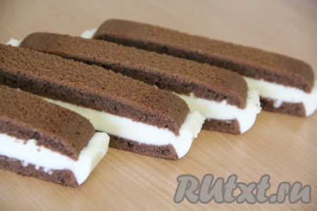 Когда суфле застынет, аккуратно достать коржи с суфле. Я провела ножом по краю формы, а затем аккуратно перевернула форму на стол. Нарезать острым ножом молочные ломтики любой формы.