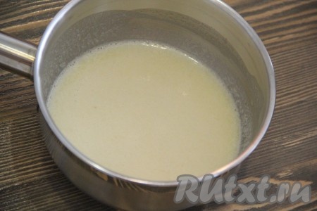 Когда желатин набухнет, поставить его на огонь и прогреть до полного растворения, но не кипятить!