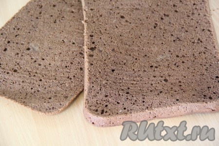  Готовый корж остудить и разрезать на два коржа.