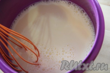 Хорошо взбить яйца с сахаром с помощью венчика. Затем добавить молоко и соль, ещё раз хорошо взбить. 