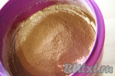 Затем всыпать просеянную муку, какао и разрыхлитель, перемешать венчиком до однородности. В конце замешивания теста влить растительное масло и ещё раз перемешать. Шоколадное блинное тесто получится достаточно жидким.
