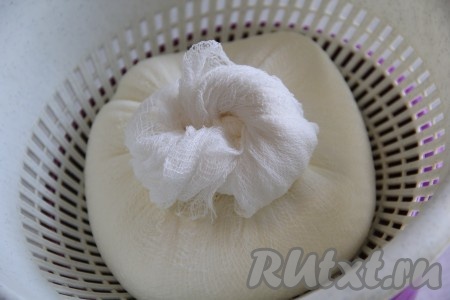 Завязать марлю в узел, выложить в дуршлаг, дать стечь лишней жидкости. Затем в холодильник поставить глубокую тарелку, в которую будет сливаться жидкость из марли с кефиром и сметаной, после этого поверх тарелки поставить дуршлаг с марлей, в которую мы завязали смесь сметаны и кефира, поверх марли поставить гнёт (я ставлю тарелку, на неё ставлю литровую банку с водой). Оставить всю эту конструкцию в холодильнике на 2 суток. Сыворотку, которая будет сливаться из марли в тарелку, нужно будет периодически сливать.