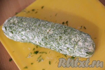 Из творога сформировать колбаску и обвалять её в укропе.