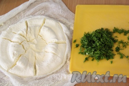Развернуть марлю. Укроп вымыть и мелко нарезать.