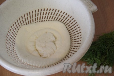 Вся жидкость вытечет, а сливочный сыр останется.