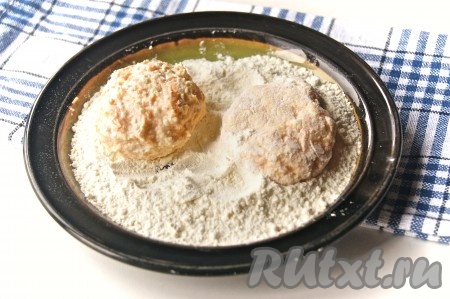 Сформировать сырники нужного размера и обвалять в муке со всех сторон.